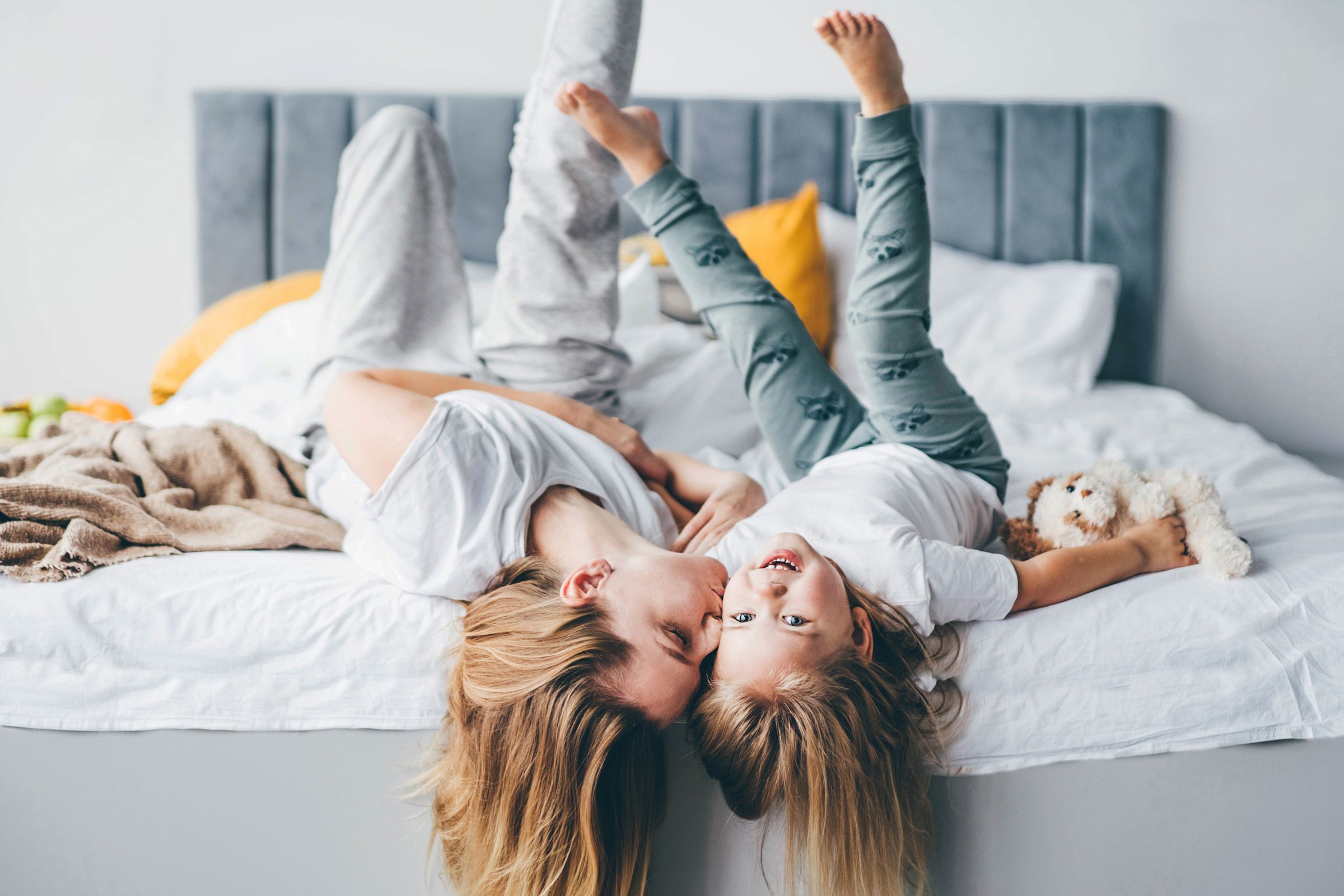 Frau mit Kind liegen auf dem Bett